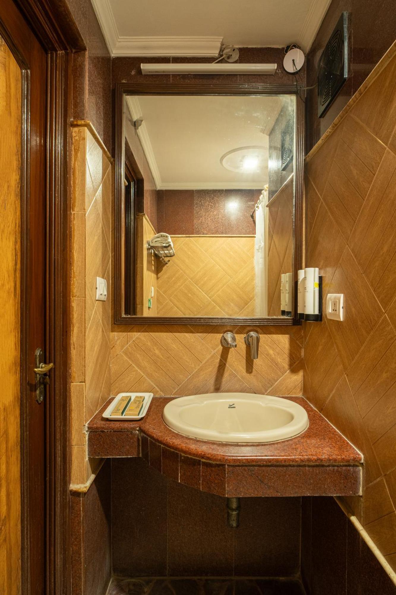 Hotel Sunstar Grand Delhi  Ngoại thất bức ảnh